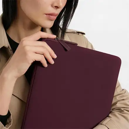 Pipetto pouzdro Classic Fit Sleeve pre Macbook Neo - Burgundy