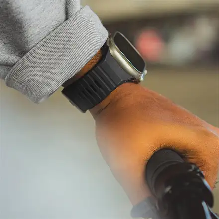 Decoded remienok Sports Silicone Ultra Traction Strap pre Apple Watch 44-49mm - Graphene Black
