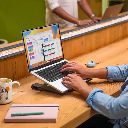 TwelveSouth stojan Curve Flex pre MacBook - White Aluminium