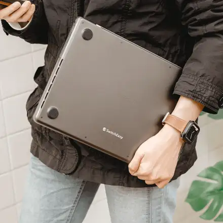 SwitchEasy Hardshell Nude Case pre MacBook Air 13" M2/M3/M4 - Black