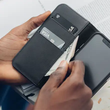 Moshi puzdro Overture with Detachable Magnetic Wallet pre iPhone 12 Pro Max - Black