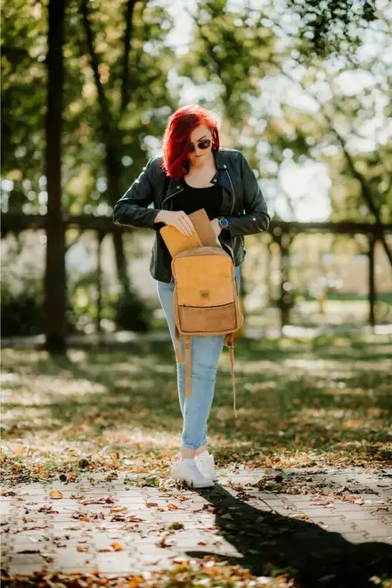 RED ANT FRAME Ochranný kožený batoh na MacBook do 14" horčicový