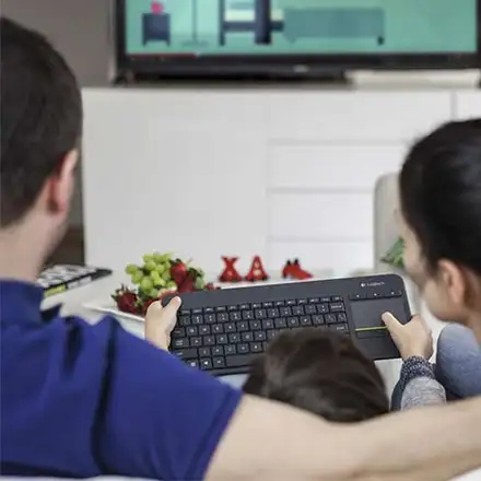 Logitech K400 Plus - bezdrôtová klávesnica s touchpadom - čierna - CZ/SK