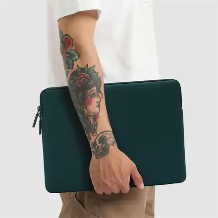 Pipetto pouzdro Classic Fit Sleeve pre Macbook Neo - Dark Teal