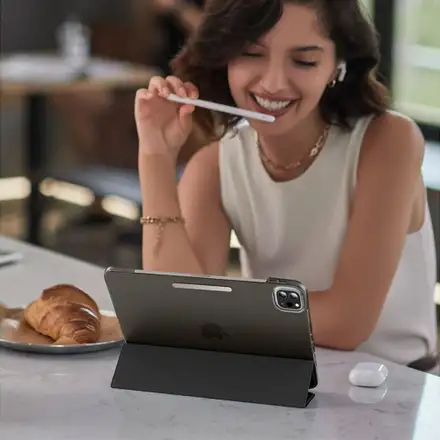 ESR puzdro Ascend Trifold Case pre iPad Pro 13" M4/M5 - Black