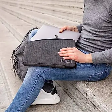 Aiino Stark Sleeve for MacBook Air and Pro 15" and 16" - Black Smoke