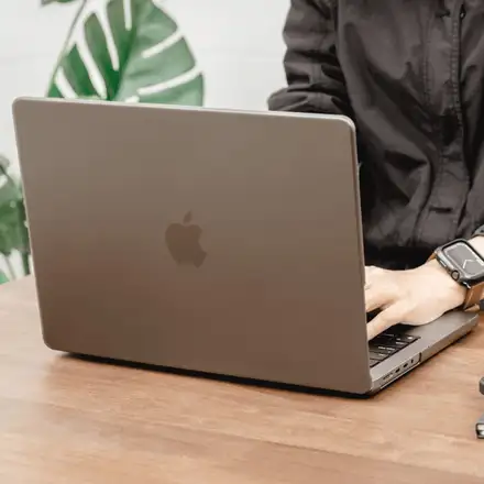 SwitchEasy Hardshell Nude Case pre MacBook Air 13" M2/M3/M4 - Black