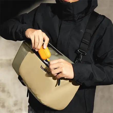 TomToc batoh Navigator T24 Sling Bag S - Khaki